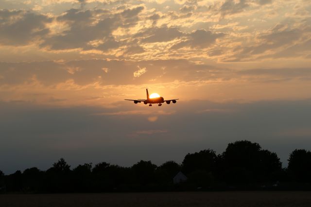 — — - KC-135 Mildenhall sunset approach