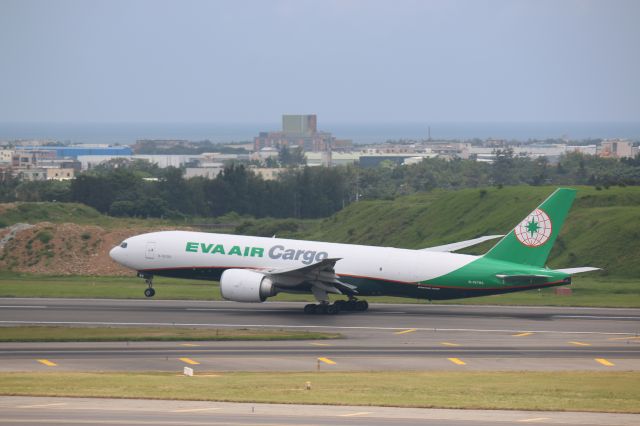 Boeing 777-200 (B-16785)