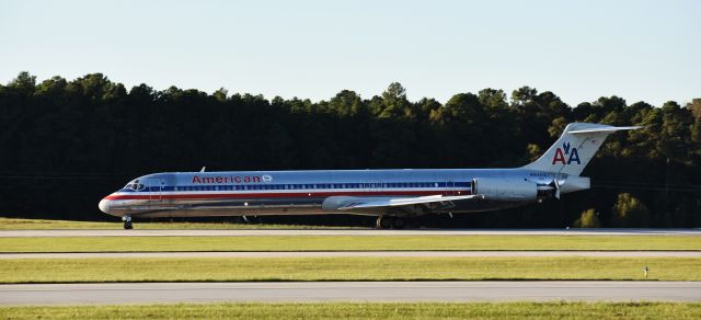 McDonnell Douglas MD-83 (N9405T) - Flagship Tulsa landing at RDU on 10/19/17.  Shot outside of the DOT hangar.