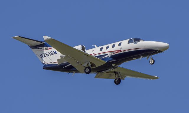 Cessna Citation M2 (N251GM) - Runway 02L arrival @KDPA.