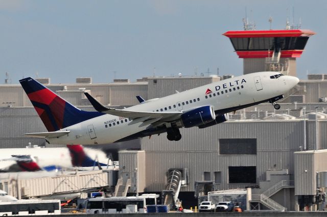 Boeing 737-700 (N310DE)