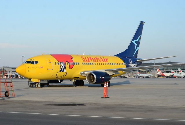 Boeing 737-700 (C-GTQI)