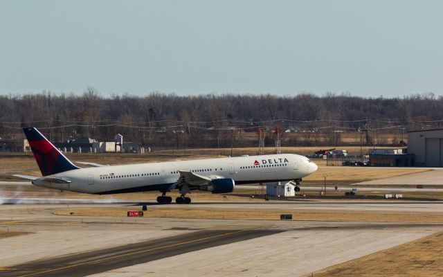 BOEING 767-300 (N825MH) - I am happy with the composition in this shot. The angle of the runway fits this photo well. I like the strong lines that lead your eyes to the aircraft. Tell me what you think!