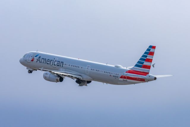 Airbus A321 (N586UW) - An American Airlines A321 taking off from PHX on 2/13/23, the busiest day in PHX history, during the Super Bowl rush. Taken with a Canon R7 and Canon EF 100-400 II L lens.