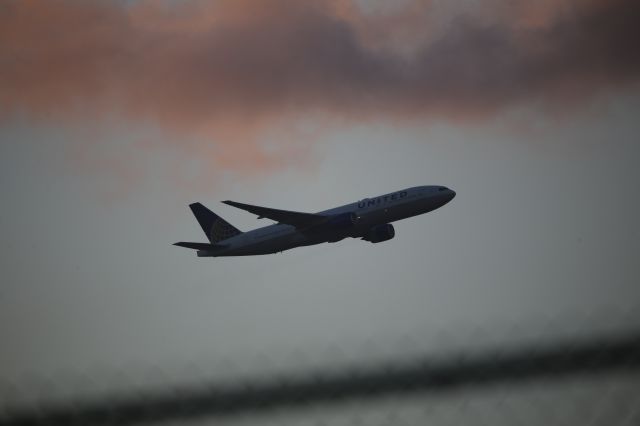 Boeing 777-200 —
