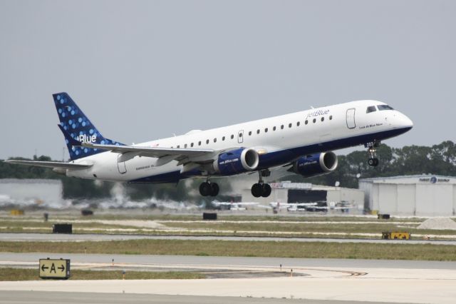 Embraer ERJ-190 (N203JB) - JetBlue Flight 1188 (N203JB) departs Runway 14 at Sarasota-Bradenton International Airport enroute to Boston Logan International Airport