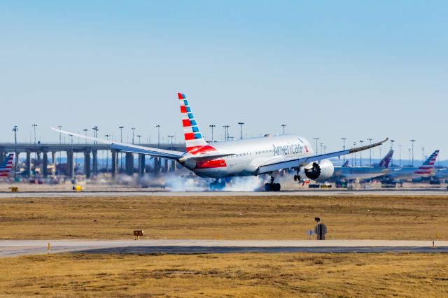 Boeing 787-8 (N806AA) - American Airlines 787-8 landing at DFW on 12/25/22. Taken with a Canon R7 and Tamron 70-200 G2 lens.