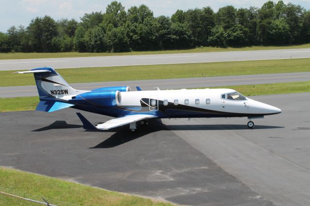 Learjet 60 (N32SW) - Very nice paint job!