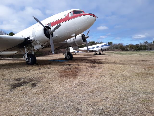 Douglas DC-3 (N137PB)