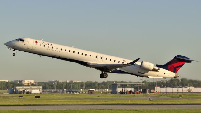 Canadair Regional Jet CRJ-900 (N921XJ)