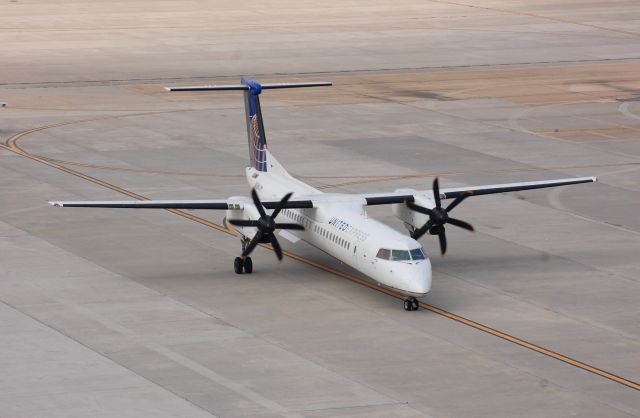 de Havilland Dash 8-400 — - Taxiing on ND about to park at IAH.