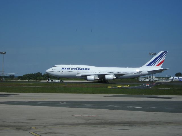 Boeing 747-200 —