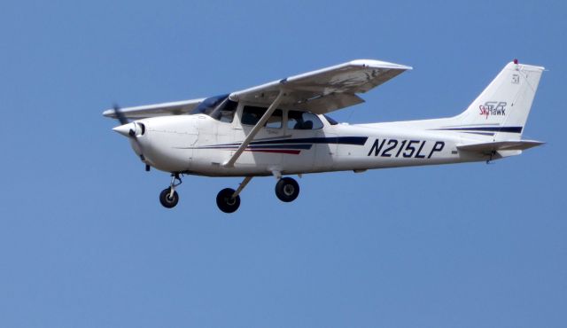 Cessna Skyhawk (N215LP) - On final is this 2002 Cessna 172S Skyhawk in the Winter of 2019.