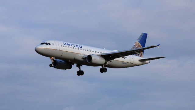 Airbus A320 (N480UA) - Arriving as UA1362 from DEN