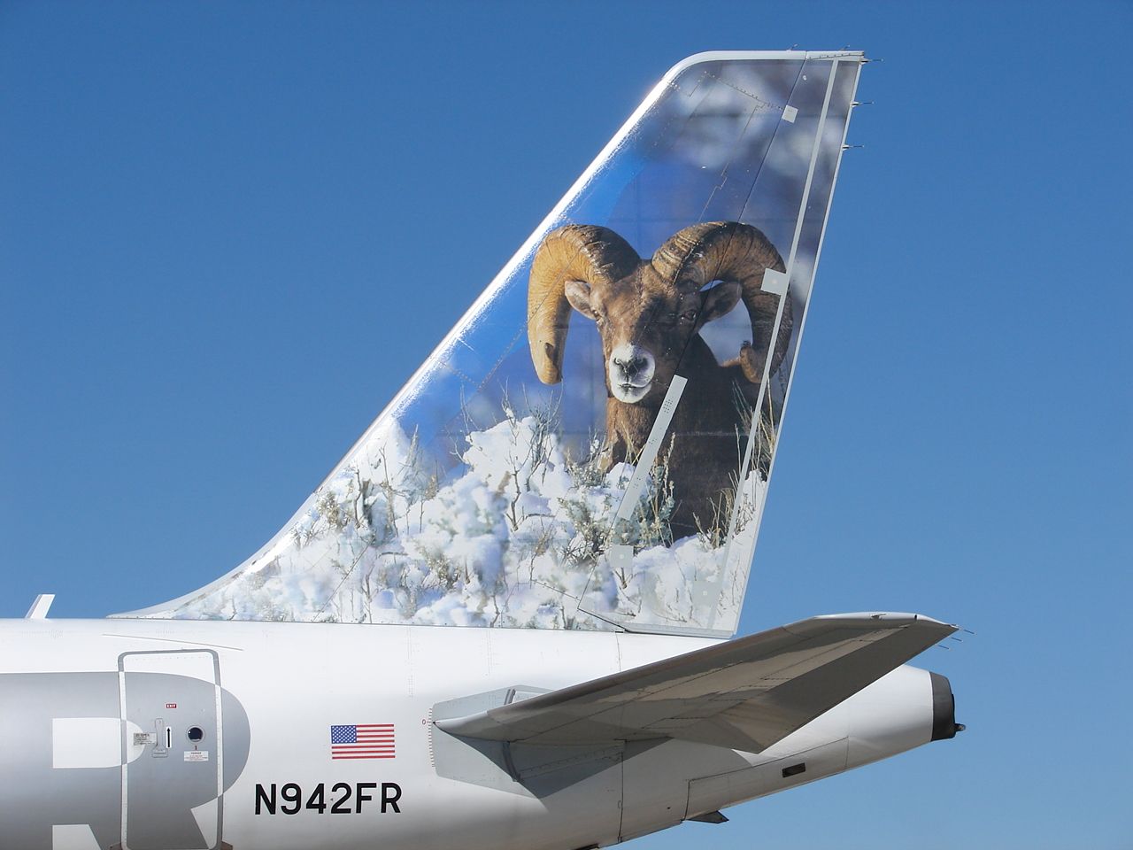 Airbus A319 (N942FR)