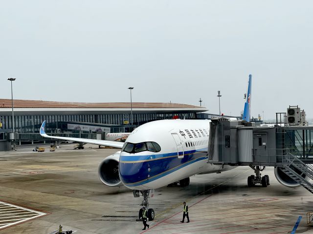 Airbus A350-900 (B-32ED)