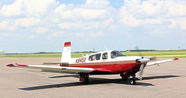 Mooney M-20 Turbo (N9145X) - Fuel stop at Majors Field, Texas