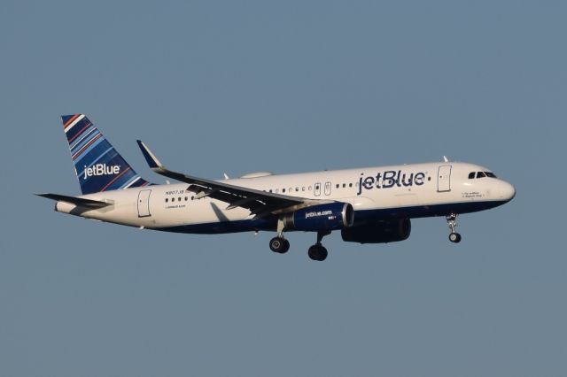 Airbus A320 (N807JB)