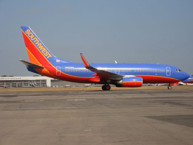 Boeing 737-700 (N252WN) - Taxiing to gate after landing