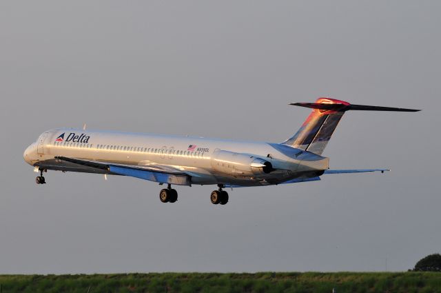 McDonnell Douglas MD-88 (N959DL) - Seen at KBWI on 8/7/2010.      http://discussions.flightaware.com/profile.php?mode=viewprofile&u=269247