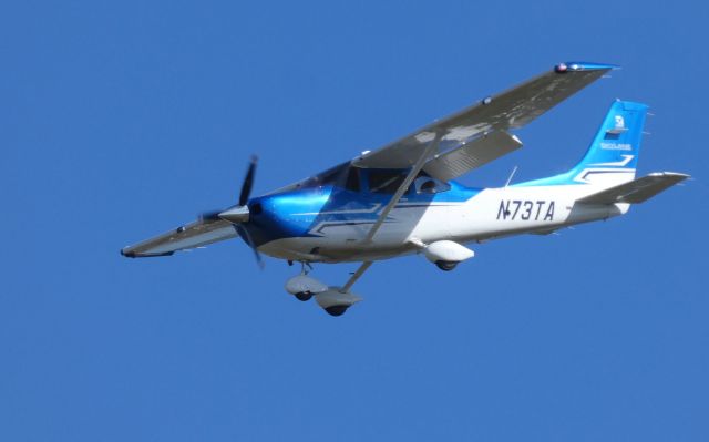 Cessna Skylane (N73TA) - On final is this 2017 Cessna Skylane 182T in the Autumn of 2019.