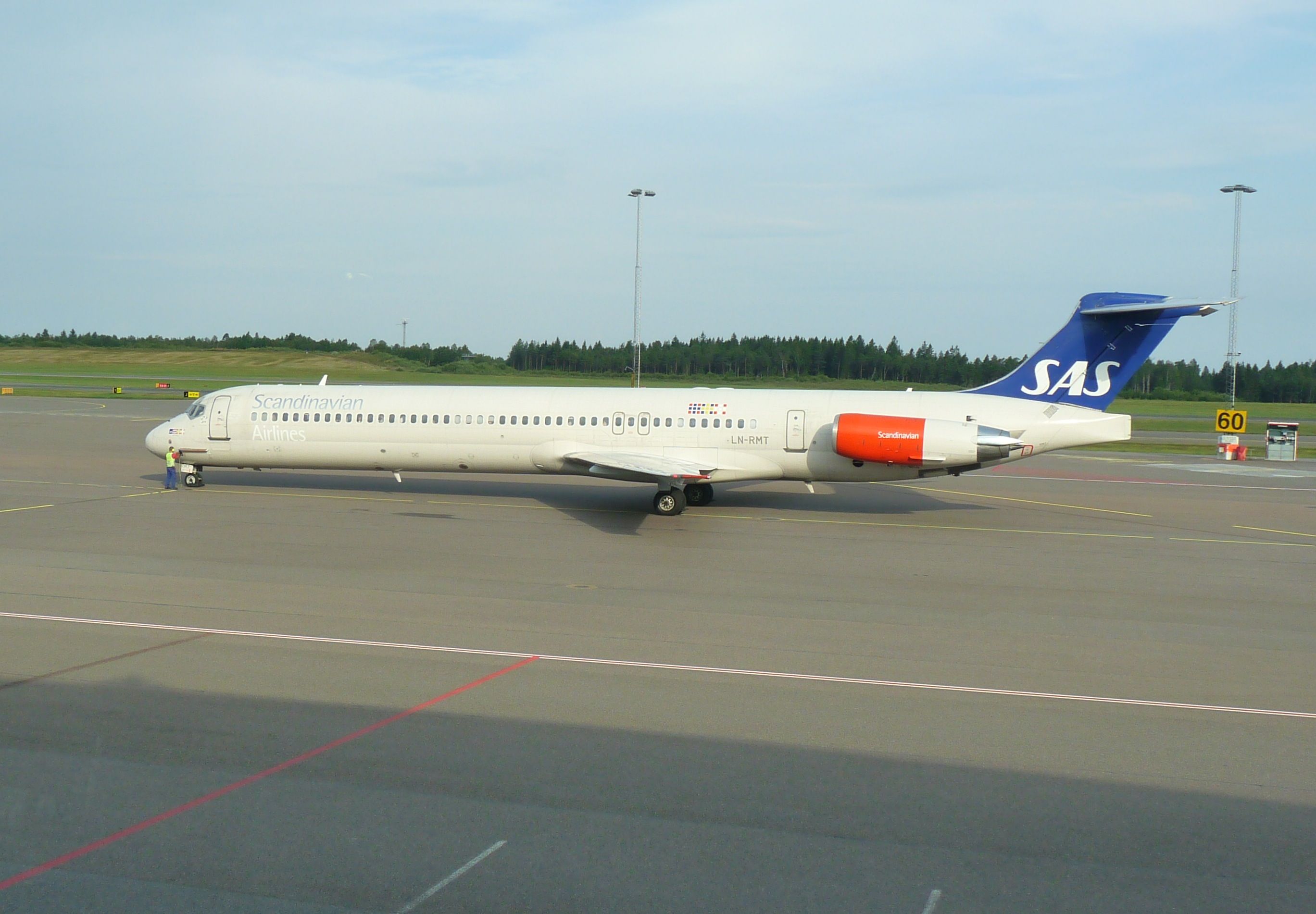 McDonnell Douglas MD-81 (LN-RMT)