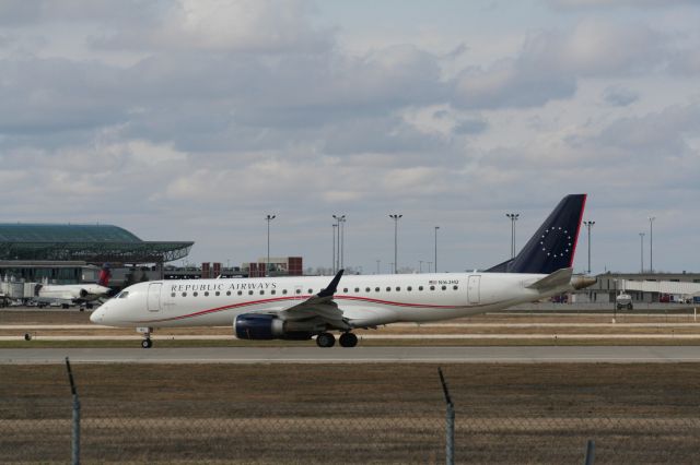 Embraer ERJ-190 (N163HQ)