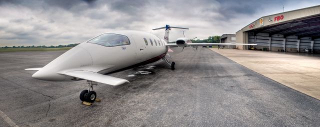 Piaggio P.180 Avanti (N405KT) - Piaggio flew their P180 Avanti II demonstrator in to CFMs FBO in Smyrna, TN for a quick demo.