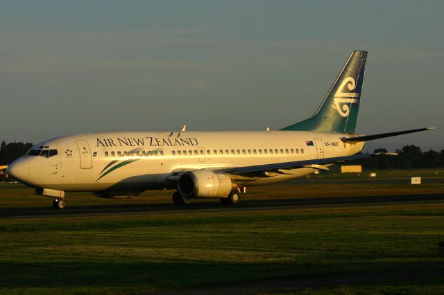 BOEING 737-300 (ZK-NGO)