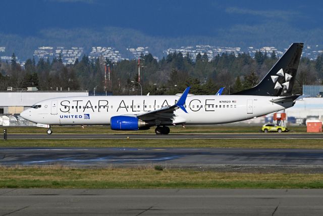 Boeing 737-800 (N76523)