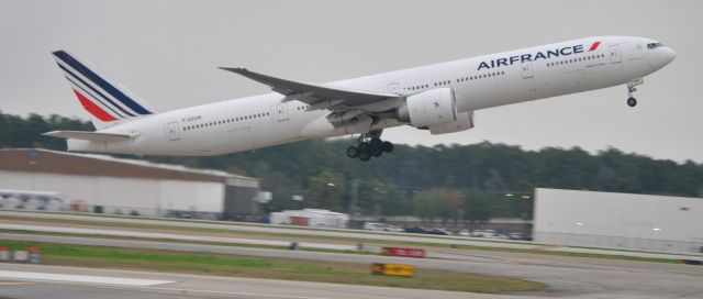 BOEING 777-300ER (F-GSQM)