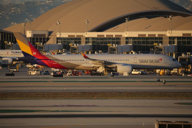 Airbus A350-900 (HL8360)