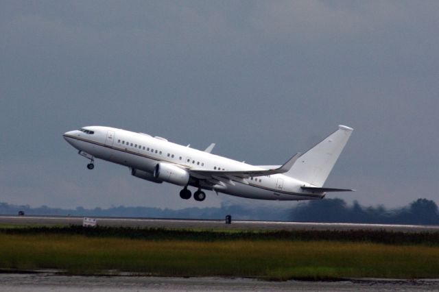 Boeing 737-700 (A6-DAS)