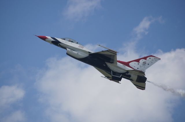 Lockheed F-16 Fighting Falcon — - Thunderbird slow flight pass at Sun-n-Fun 2015.