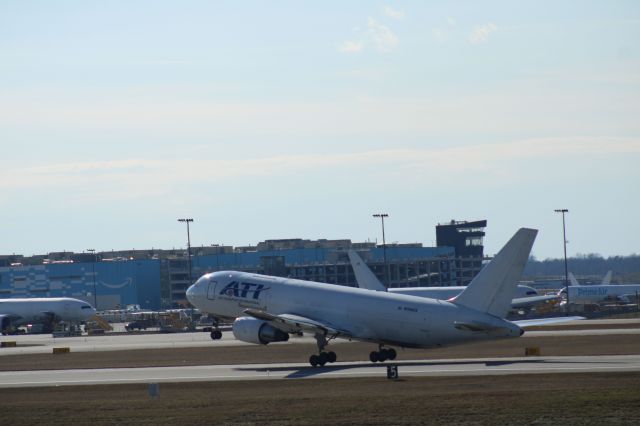 BOEING 767-200 (N762CX) - 767-200 heading to Bradley Intl.