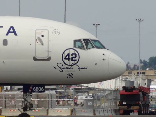 Boeing 757-200 (N709TW) - With the Mariano Rivera titles for his final season