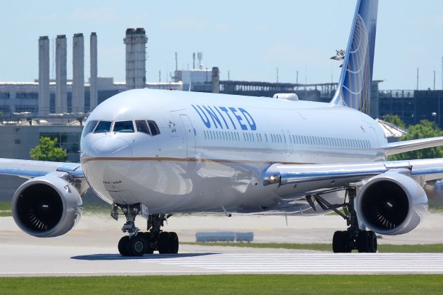 BOEING 767-300 (N652UA)