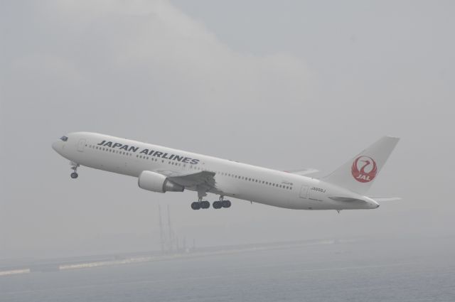 BOEING 767-300 (JA656J) - Departure at HND Airport R/W34R on 2011/09/11