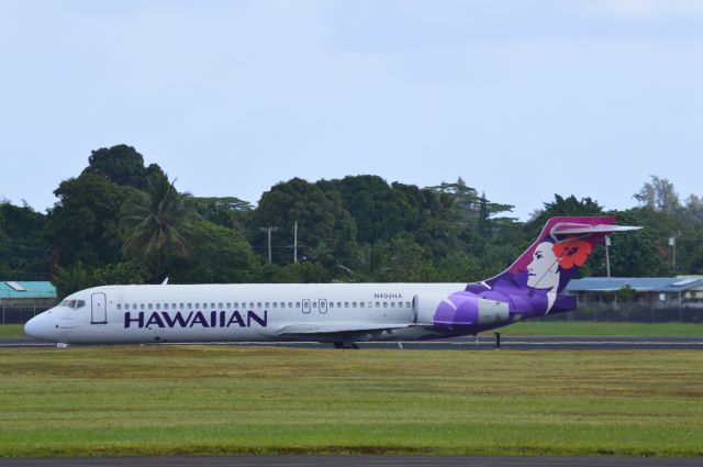 Boeing 717-200 (N492HA) - Boeing 717 of Hawaiian Airlines, Reg. N492HA, taxiing to the runway at Hilo International Airport.