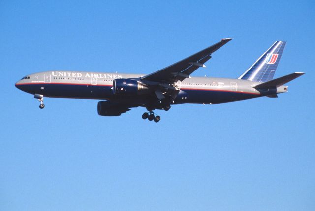 Boeing 777-200 (N205UA) - Final Approach to Narita Intl Airport Rwy34L on 1999/12/26