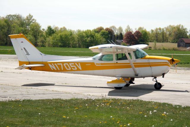 Cessna Skyhawk (N1705V) - Aircraft was taxiing after refueling.