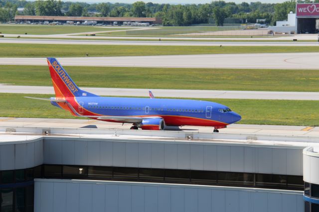 BOEING 737-300 (N637SW)