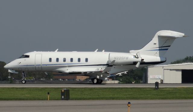 Canadair Challenger 350 (N225FW) - Challenger 350 landing at BUF