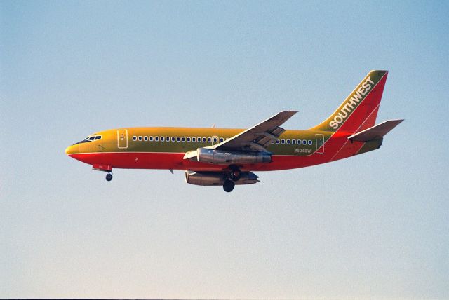 Boeing 737-200 (N104SW) - Final Approach to KLAX Intl Airport on 1989/08/31