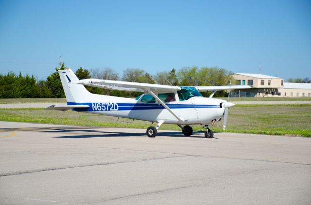 Cessna Skyhawk (N6572D) - 72D Taxiing Back