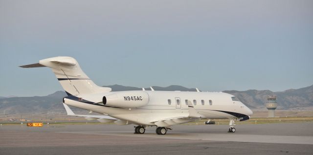 Bombardier Challenger 300 (N945AC) - perfect morning for a perfect photo