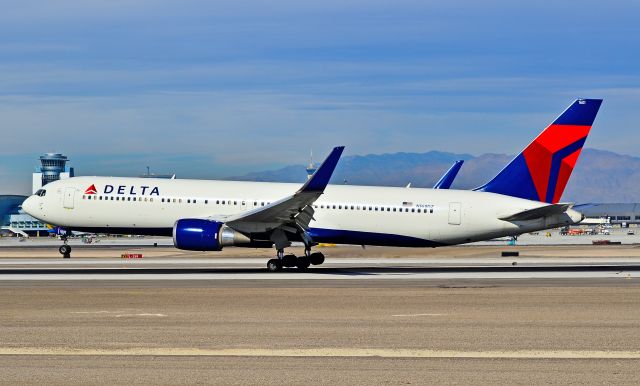 BOEING 767-300 (N169DZ) - N169DZ Delta Air Lines Boeing 767-332/ER / 1601 (cn 29689/706)  - Las Vegas - McCarran International (LAS / KLAS) USA - Nevada, January 26, 2012 Photo: Tomás Del Coro