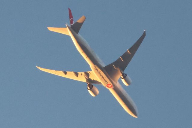 Boeing 777-200 (TC-LJA) - TC-LJA Boeing B-777-3F2 Turkish Airlines TK36 De Montreal YMX vers Istanbul IST. Altitude 6352 Mètres Vitesse 776 Km/H Survolant la ville de Lavaltrie QC. le 31-05-2024 à 20:32.