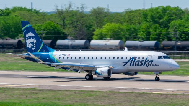Embraer 175 (N179SY)