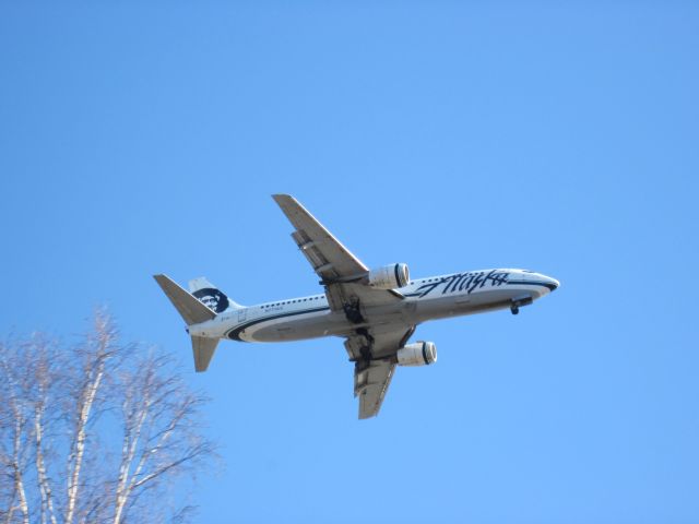 — — - Angle shot on Alaska Air on final.